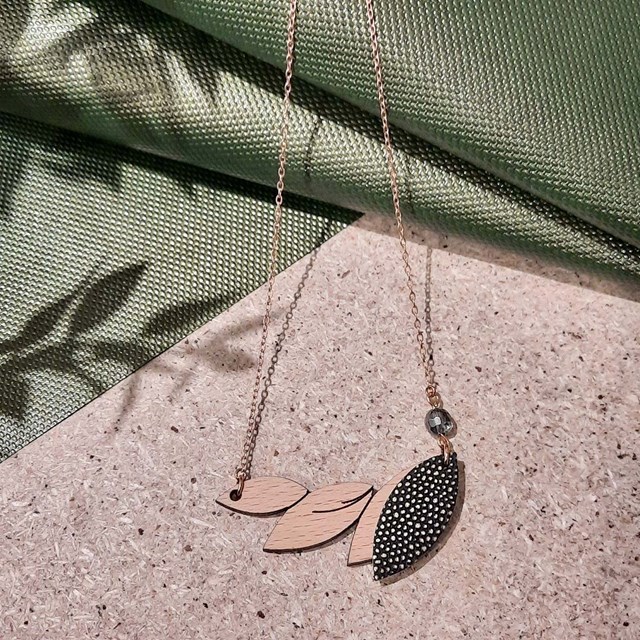 Collier en bois et cuir PLUME Olive 3