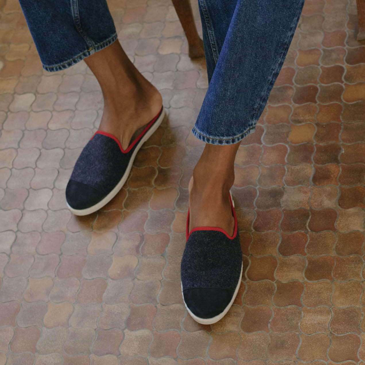 La mule en laine recyclée, marine rouge 5