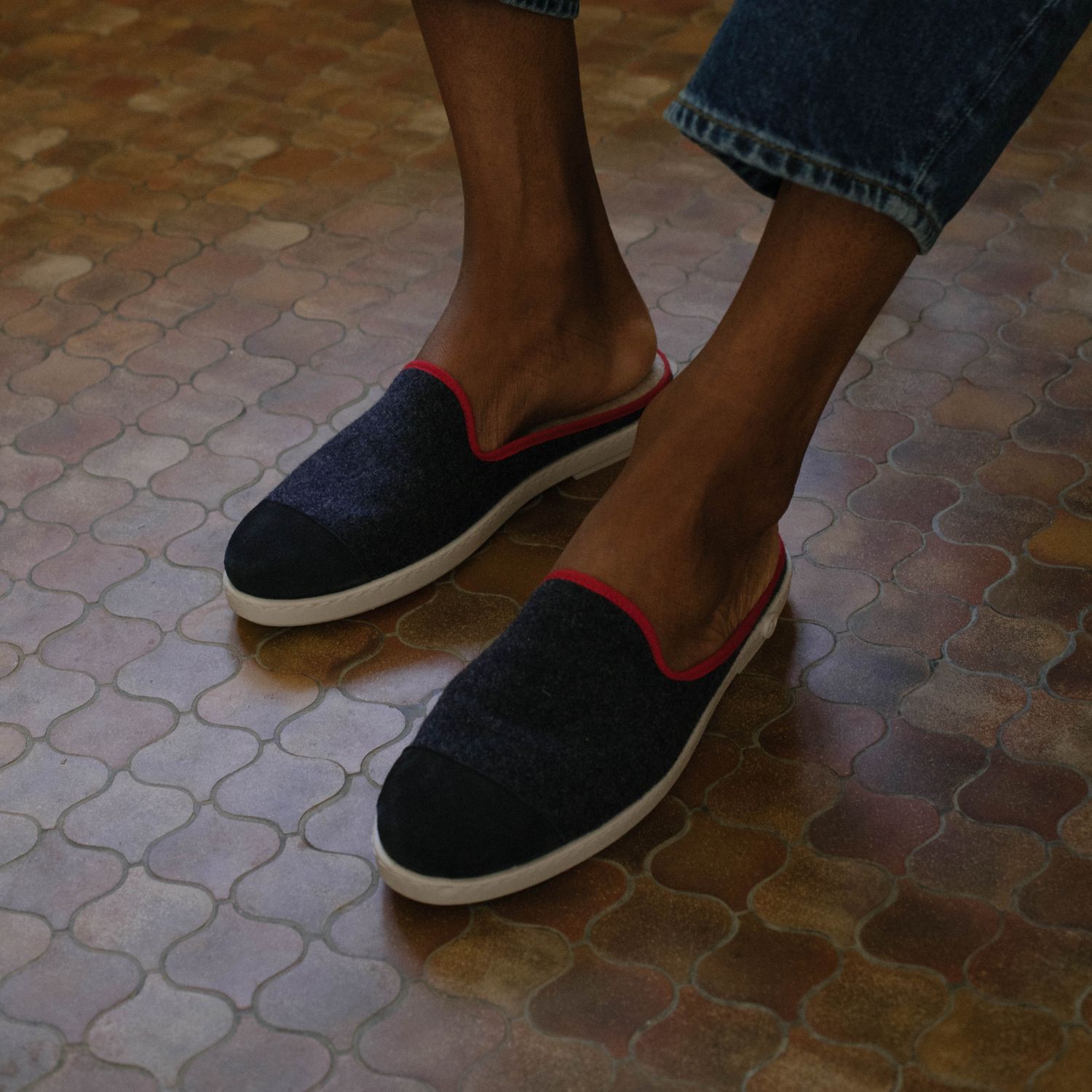 La mule en laine recyclée, marine rouge 4