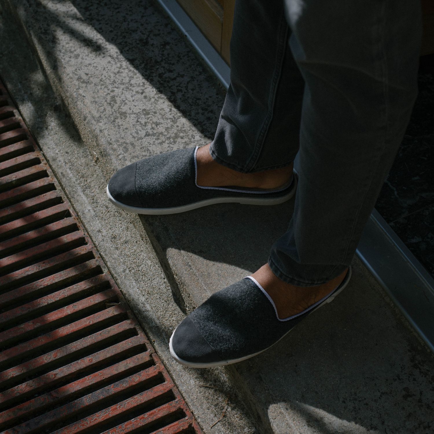 La mule en laine recyclée, gris flag 4