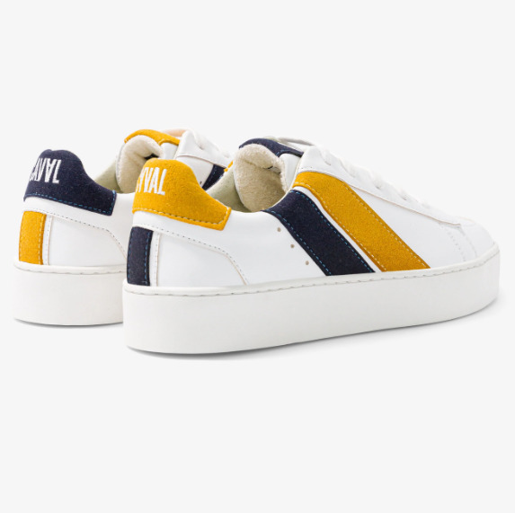 baskets en cuir blanches avec deux rayures asymétriques noir et jaune. Logo à l'arrière.
