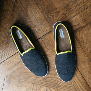 Chaussons AW laine recyclée, marine jaune fluo