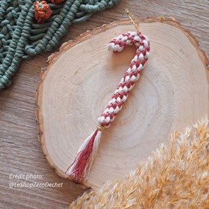 Ornement Candy, le sucre d’orge macramé Fait Main, en France. Couleur Rose métallique