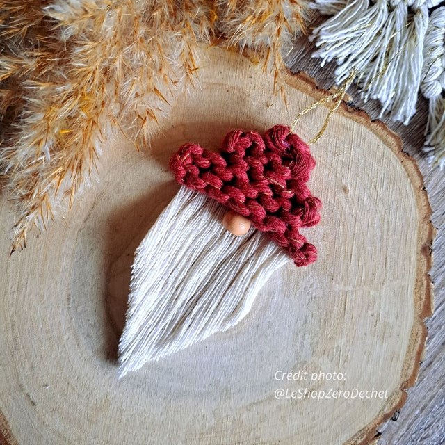 Ornement Père noël écologique, fait main, Macramé Bonnet rouge 2