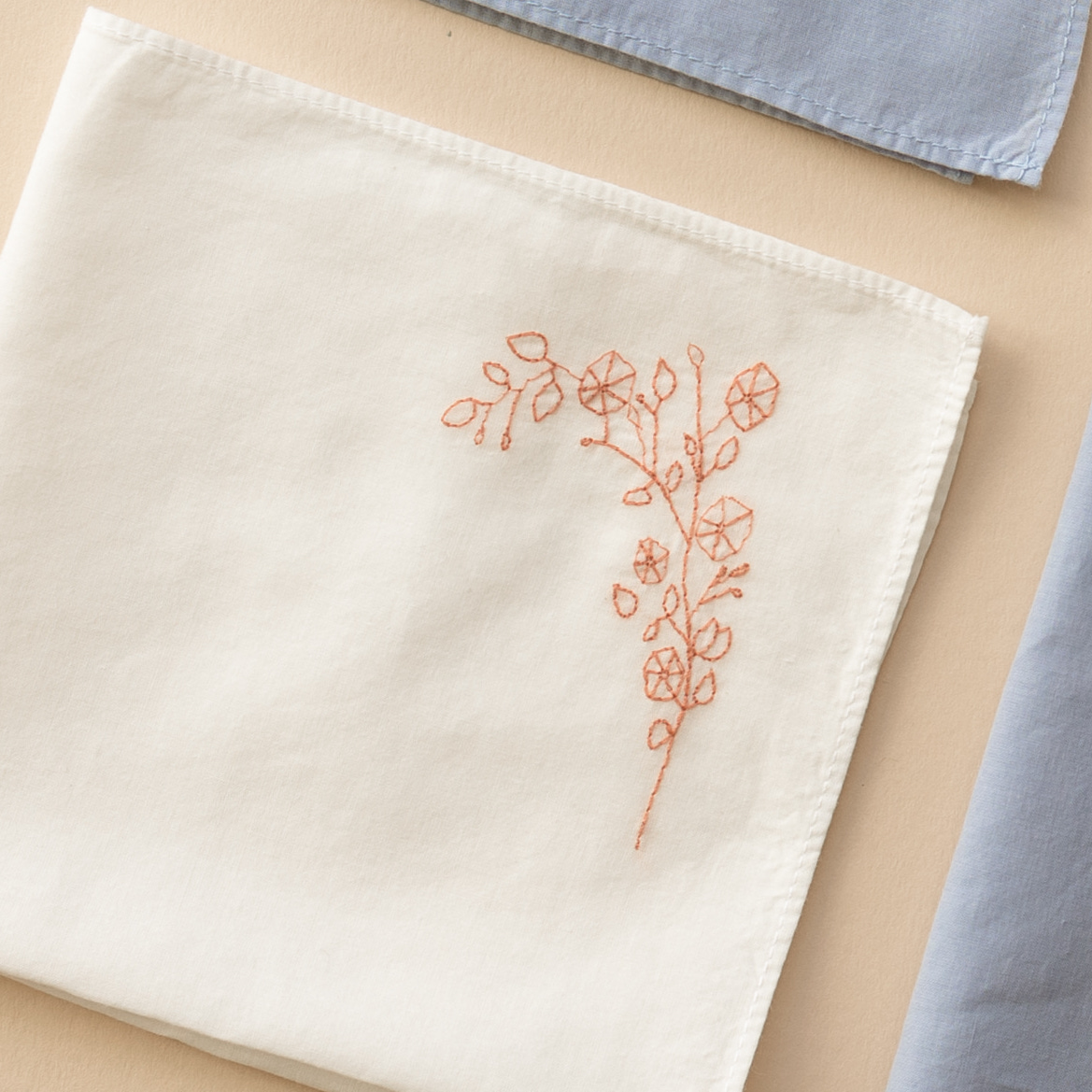 Mouchoir Demay manufacture - Blanc brodé Fleur, en coton bio, fabriqué en France.