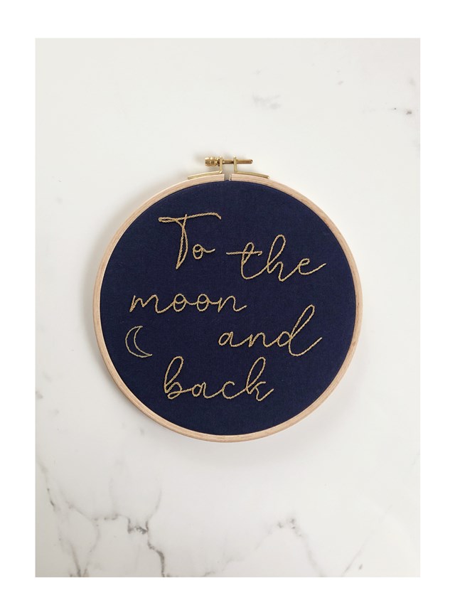TAMBOUR BRODÉ - TO THE MOON AND BACK - 20 CM 2