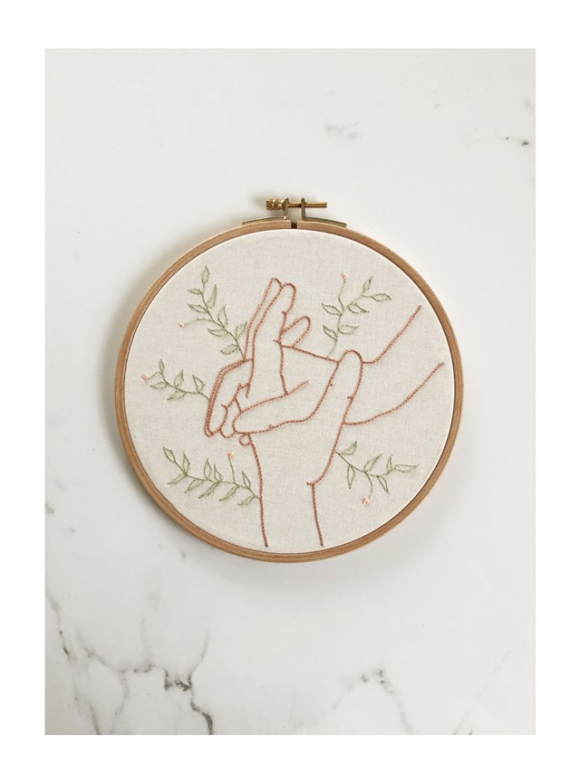 TAMBOUR BRODÉ - MAIN DANS LA MAIN - 20 CM 2