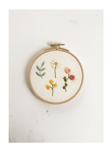 TAMBOUR BRODÉ - PETITES FLEURS - 14 CM