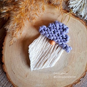 Ornement Père noël écologique, fait main, Macramé Bonnet Violet Glossy