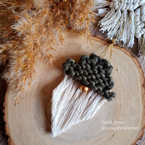 Ornement père noël écologique, fait main, Macramé Bonnet Kaki or