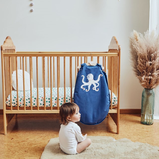 lit bébé avec drap housse Kokùn Lab