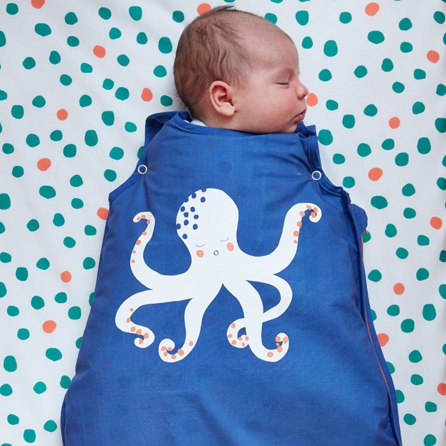 bébé avec les bras à l'intérieur de sa gigoteuse (en option)