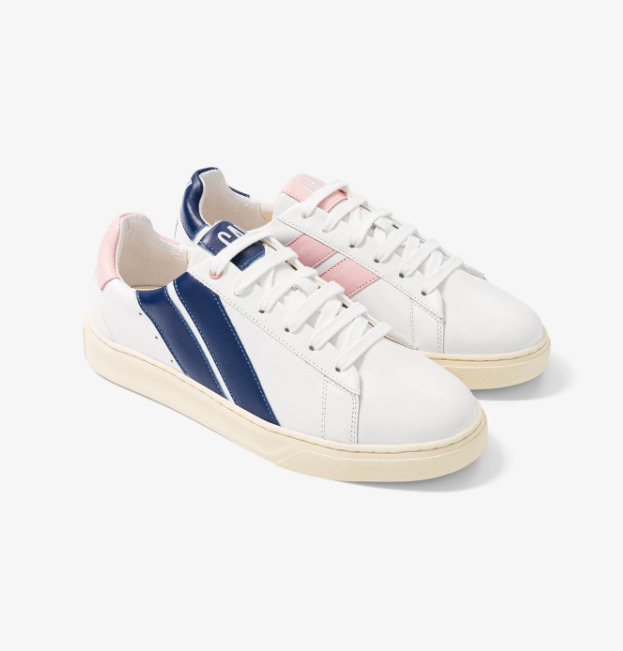 Baskets asymétriques dans les couleurs rose et bleu marine, lacets en coton blancs, hauteur semelle