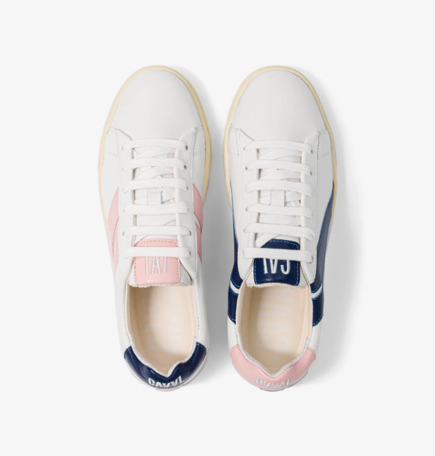 Baskets asymétriques dans les couleurs rose et bleu marine, lacets en coton blancs, hauteur semelle