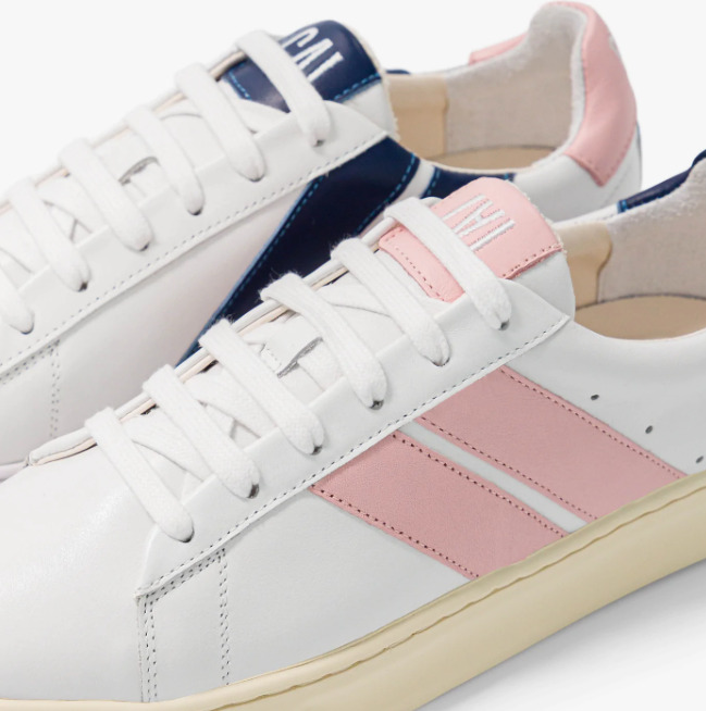 Baskets asymétriques dans les couleurs rose et bleu marine, lacets en coton blancs, hauteur semelle