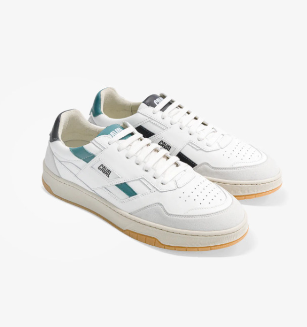 Baskets asymétriques dans les couleurs noirs et vert d'eau, lacets blancs, logo à l'arrière