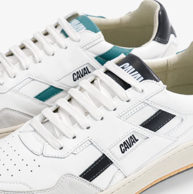 Baskets asymétriques dans les couleurs noirs et vert d'eau, lacets blancs, logo à l'arrière