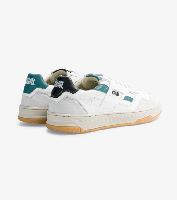 Baskets asymétriques dans les couleurs noirs et vert d'eau, lacets blancs, logo à l'arrière