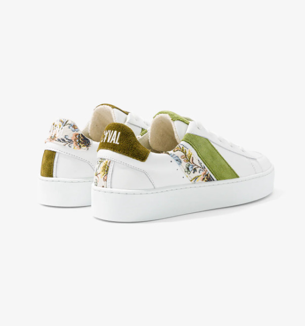 Baskets asymétriques dans les couleurs vertes et imprimé floral, lacets cotons blancs, logo arrière