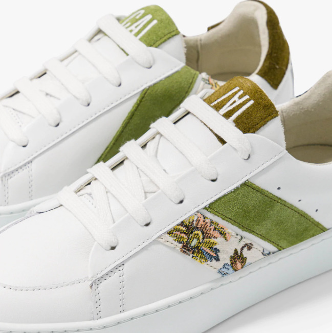 Baskets asymétriques dans les couleurs vertes et imprimé floral, lacets cotons blancs, logo arrière