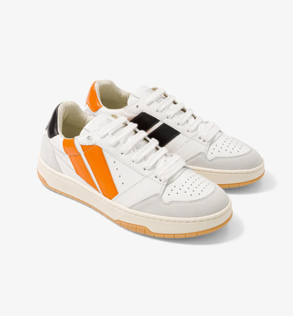 Baskets asymétriques dans les couleurs noires et orange, lacets blancs, logo brodé à l'arrière