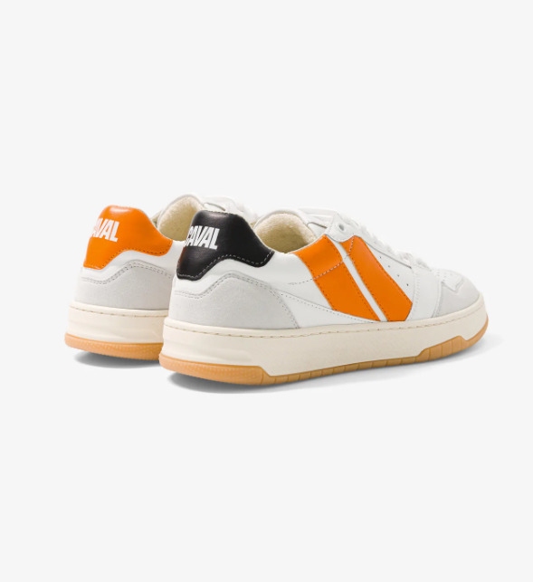 Baskets asymétriques dans les couleurs noires et orange, lacets blancs, logo brodé à l'arrière