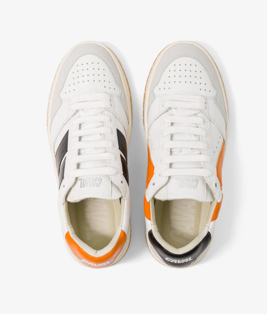 Baskets asymétriques dans les couleurs noires et orange, lacets blancs, logo brodé à l'arrière