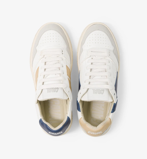 Baskets asymétriques dans les couleurs beiges et bleus, végan, lacets blancs, logo à l'arrière