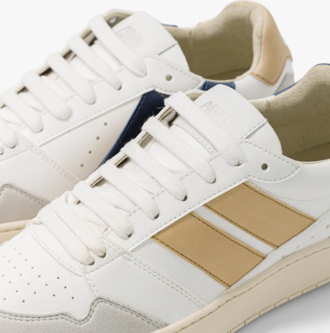 Baskets asymétriques dans les couleurs beiges et bleus, végan, lacets blancs, logo à l'arrière