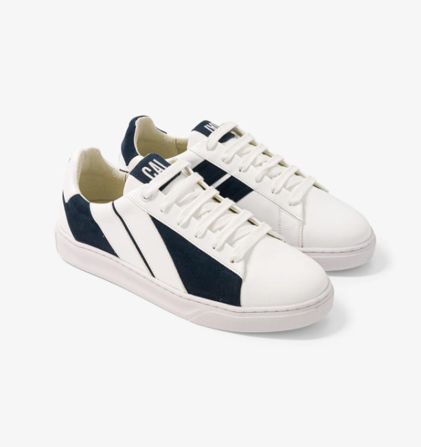 baskets asymétriques véganes dans la couleur bleu marine, lacets blancs, logo brodé à l'arrière