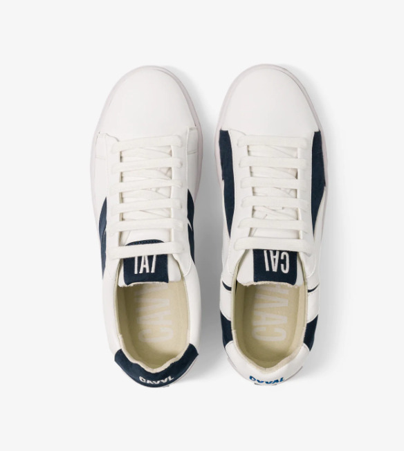 baskets asymétriques véganes dans la couleur bleu marine, lacets blancs, logo brodé à l'arrière