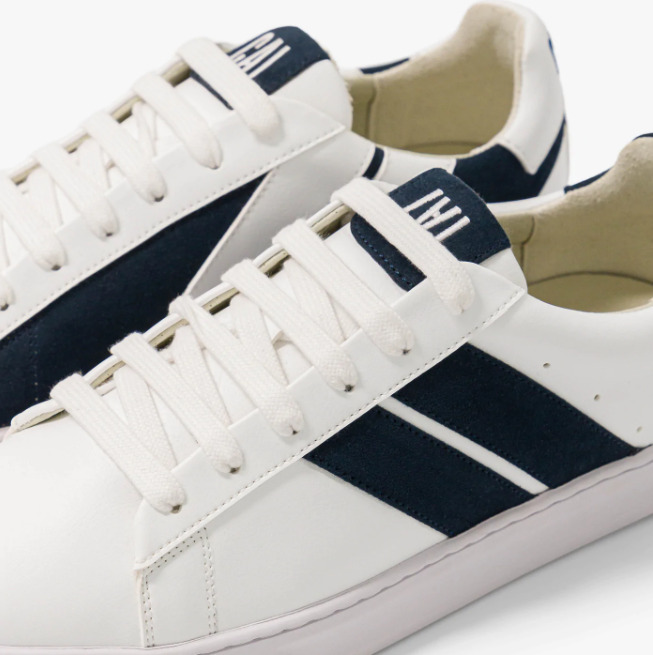 baskets asymétriques véganes dans la couleur bleu marine, lacets blancs, logo brodé à l'arrière