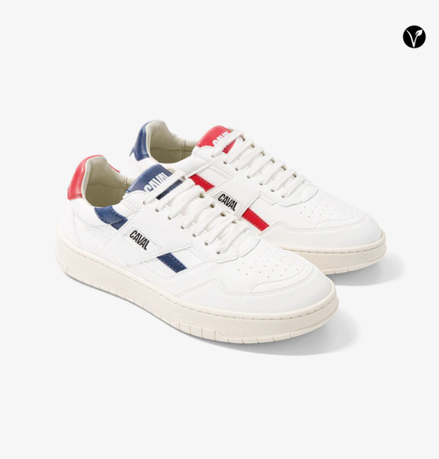 baskets asymétriques véganes avec les couleurs rouges et bleu marine, lacets blancs, logo arrière