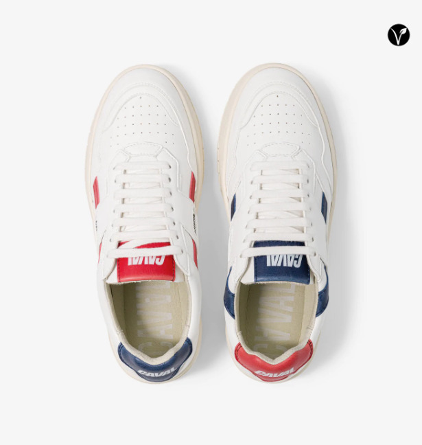 baskets asymétriques véganes avec les couleurs rouges et bleu marine, lacets blancs, logo arrière