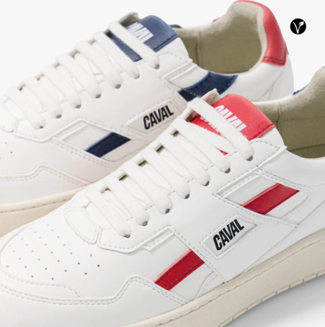 baskets asymétriques véganes avec les couleurs rouges et bleu marine, lacets blancs, logo arrière