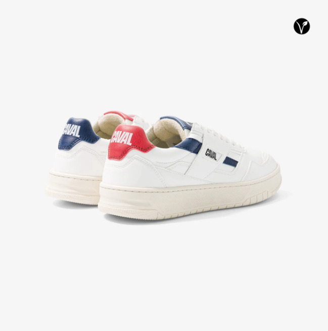 baskets asymétriques véganes avec les couleurs rouges et bleu marine, lacets blancs, logo arrière