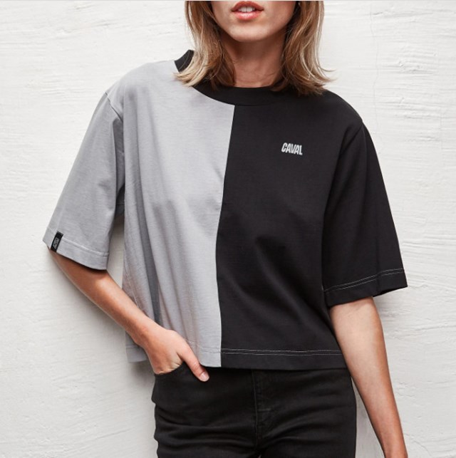 t-shirt court à col serré et manches jusqu'aux coudes, gris et noir en coton bio fabriqué à la main