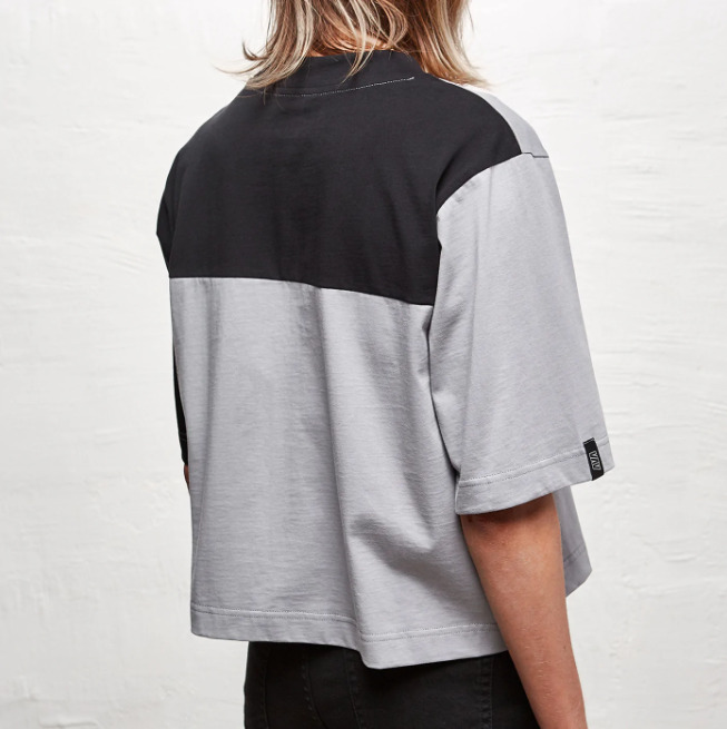 t-shirt court à col serré et manches jusqu'aux coudes, gris et noir en coton bio fabriqué à la main