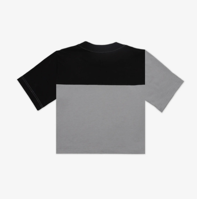 t-shirt court à col serré et manches jusqu'aux coudes, gris et noir en coton bio fabriqué à la main