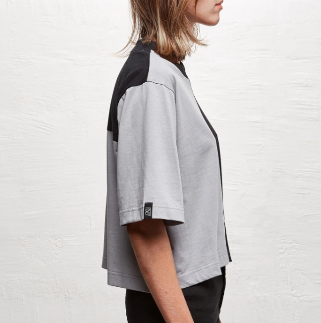 t-shirt court à col serré et manches jusqu'aux coudes, gris et noir en coton bio fabriqué à la main