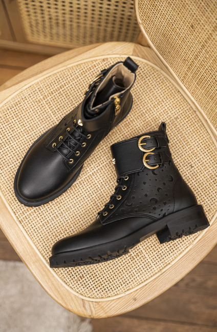 Bottes noires végan à lacets et zip intérieur, étoiles incrustées dans la matière et boucles en lune