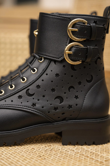 Bottes noires végan à lacets et zip intérieur, étoiles incrustées dans la matière et boucles en lune