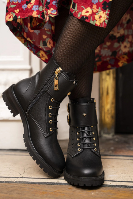 Bottes noires végan à lacets et zip intérieur, étoiles incrustées dans la matière et boucles en lune