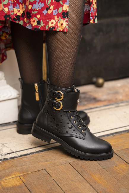 Bottes noires végan à lacets et zip intérieur, étoiles incrustées dans la matière et boucles en lune