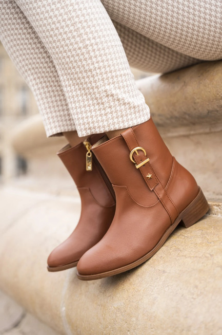 bottines Camel végan avec détails dorés, zip intérieur et talon de 3 cm