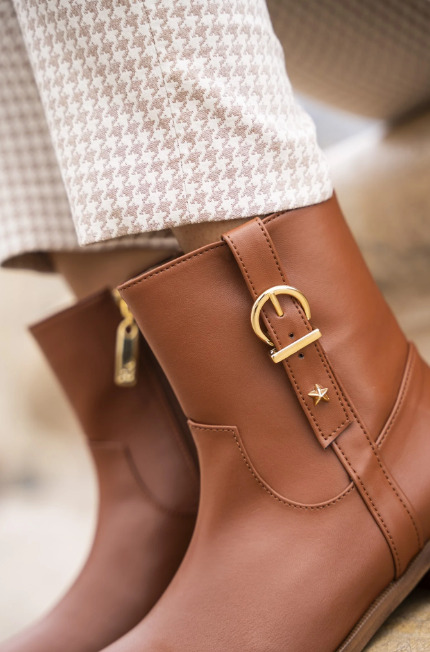 bottines Camel végan avec détails dorés, zip intérieur et talon de 3 cm