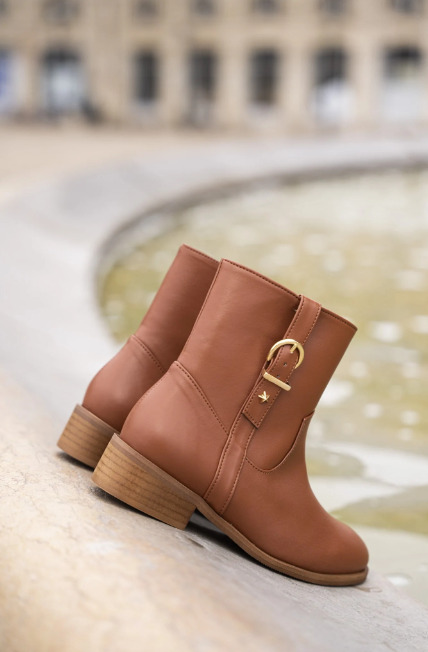 bottines Camel végan avec détails dorés, zip intérieur et talon de 3 cm