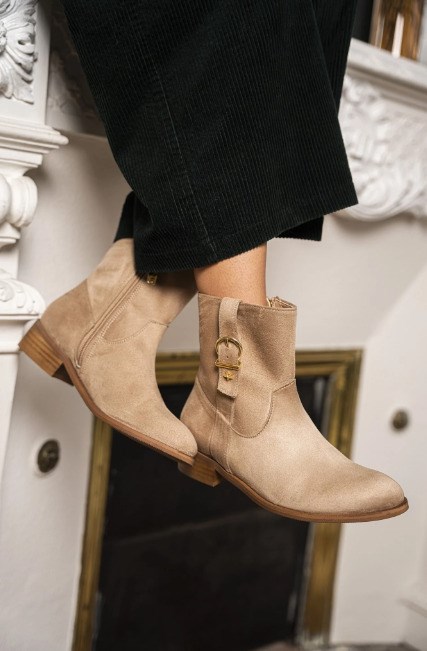 bottines sable végan avec détails doré sur le cote, zip intérieur et talon de 3 cm