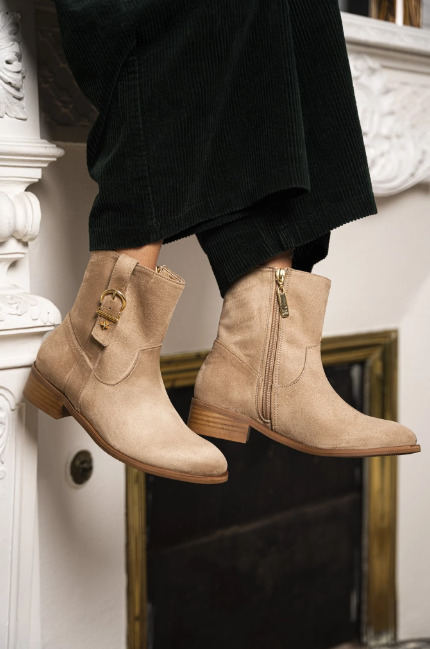 bottines sable végan avec détails doré sur le cote, zip intérieur et talon de 3 cm