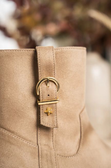 bottines sable végan avec détails doré sur le cote, zip intérieur et talon de 3 cm